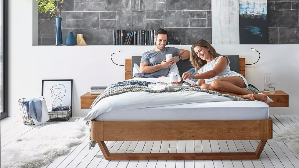 Mann und Frau liegen auf einem Bett im Schlafzimmer