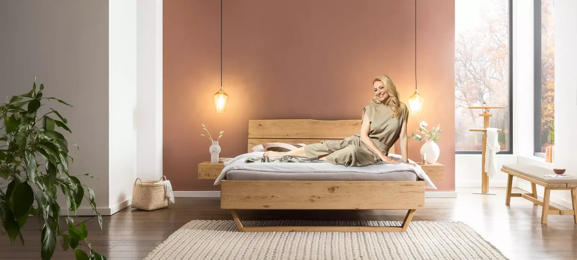 Mann und Frau liegen auf einem Bett im Schlafzimmer